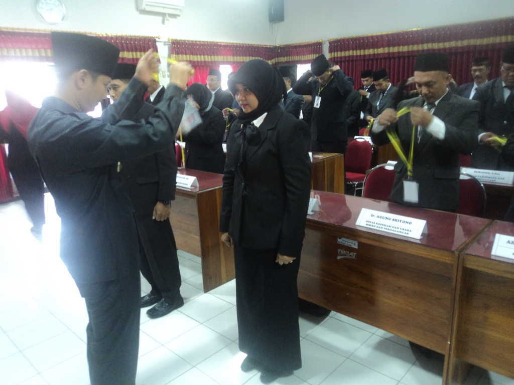 Pengalungan Tanda Peserta Diklat