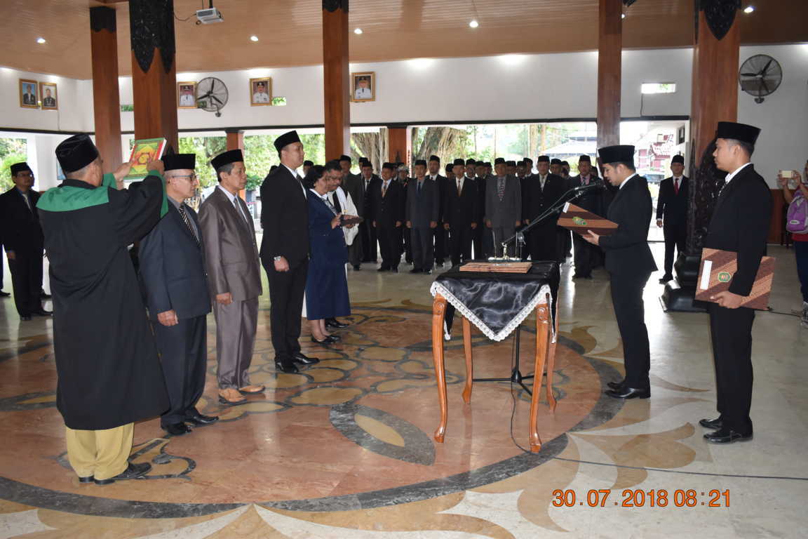 Proses pengambilan sumpah pejabat pimpinan tinggi pratama dan administrator yang dilantik pada 30 Juli 2018