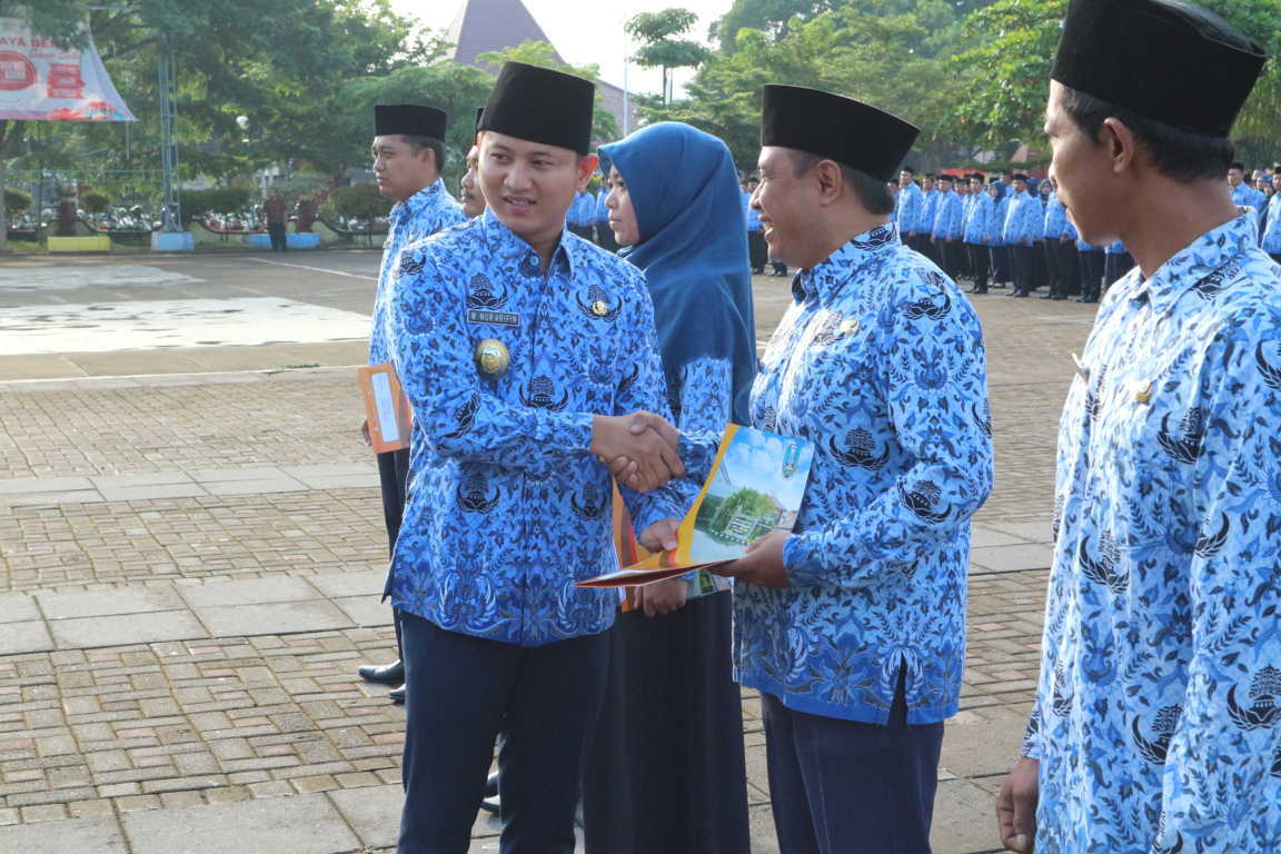 Penyerahan SK Kenaikan Pangkat dan Jenjang